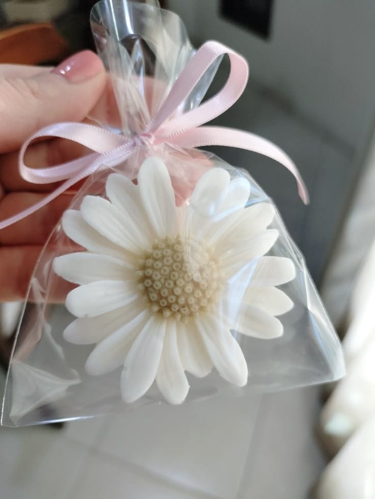 Daisy Favor Candle — Organza Wrap